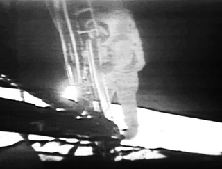 Armstrong bajando las escaleras del módulo Lunar